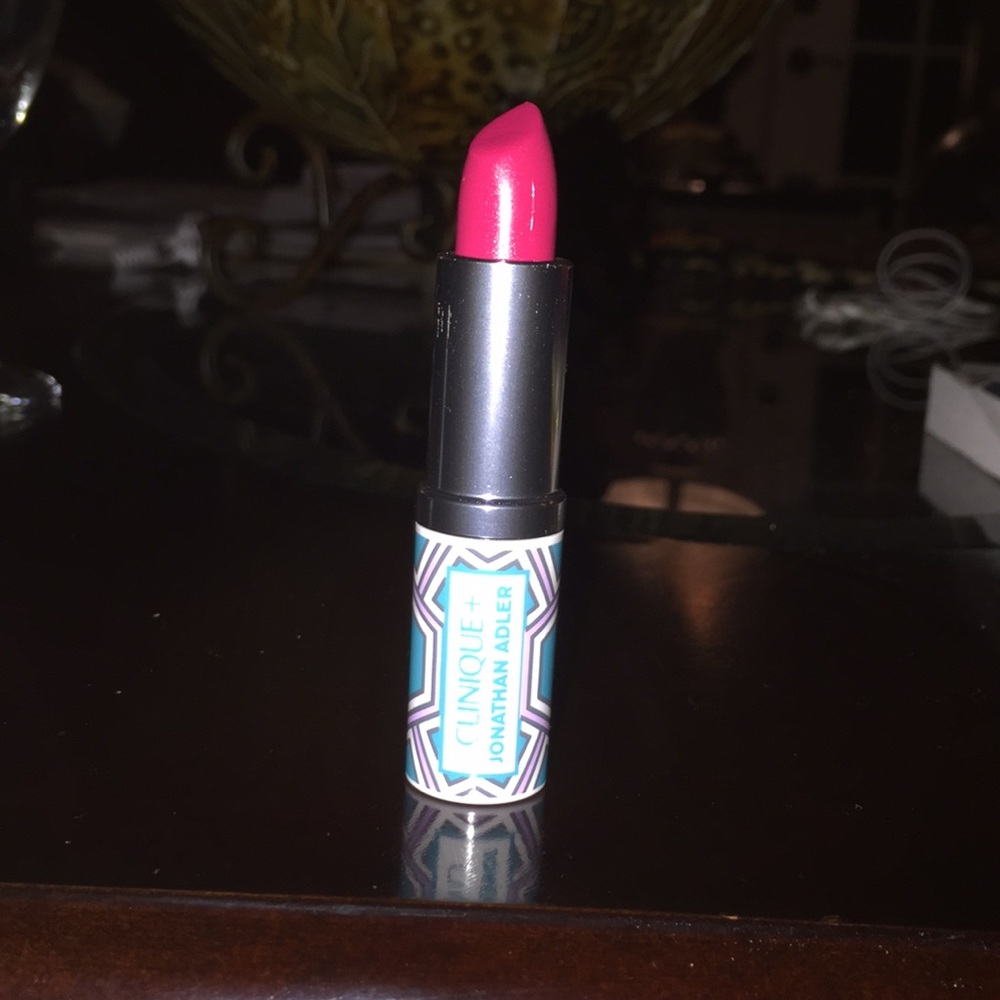 Clinique pink-red lipstick